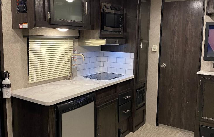 spacious countertop for meal prep