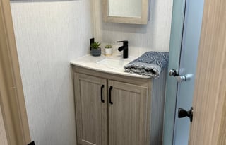 Easy Luxury Getaway! King Bed!