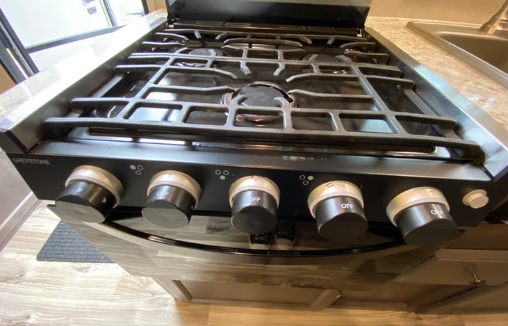 Kitchen: 3 cooktop burner range with oven