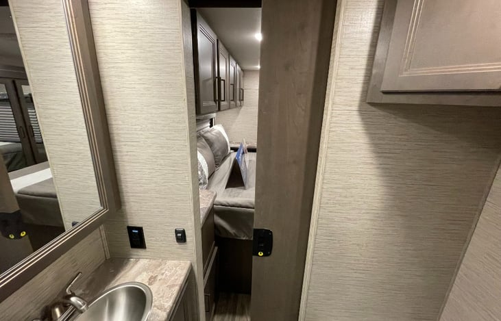 Walkthrough bathroom