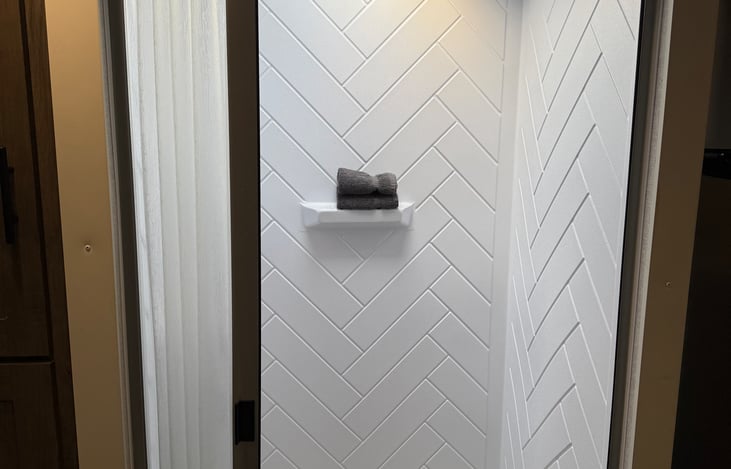 Walk in shower with plenty of elbow room