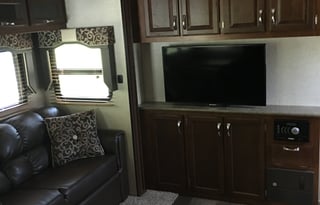 Fully Stocked 5th wheel KZ Durango 3 Queen Beds