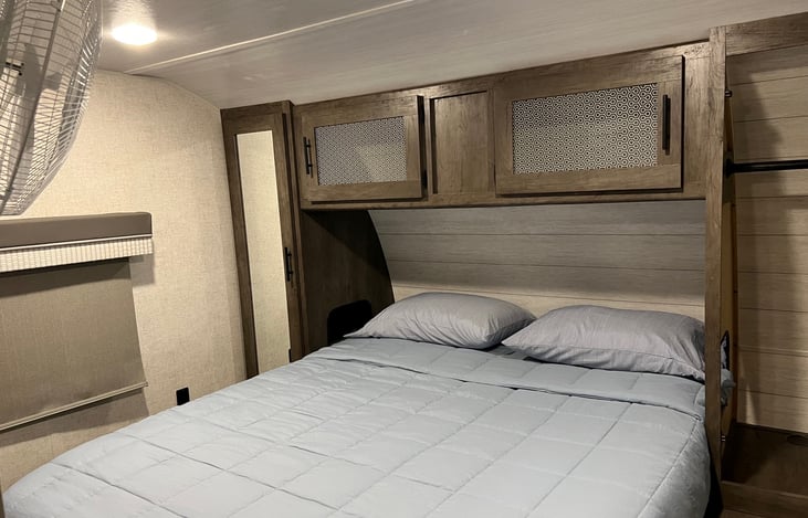 Master room queen bed