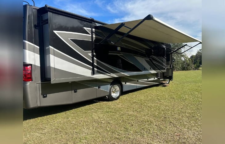 Super large awning helps provide shade and protection during those hot sunny days.....