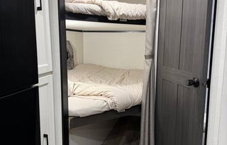 2025 Venture Stratus | Bunkhouse | Easy Set-up