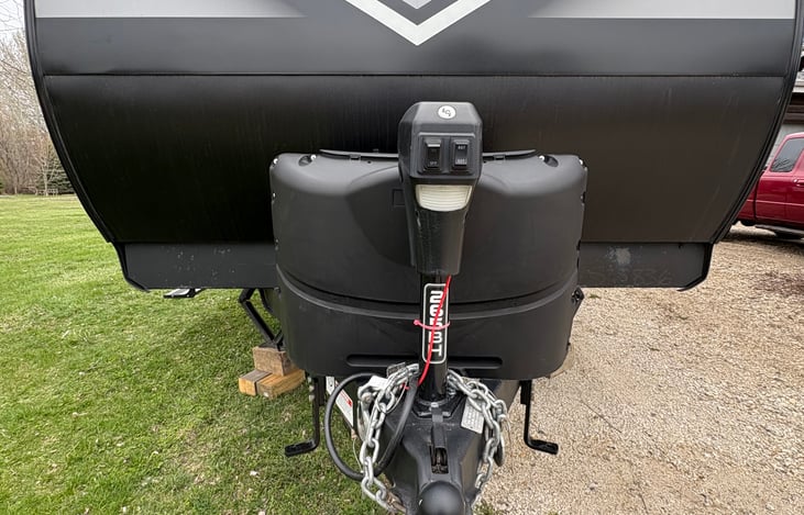 2- 20Ibs tanks and an electric motor tongue to make hook up and disconnect easy for you.