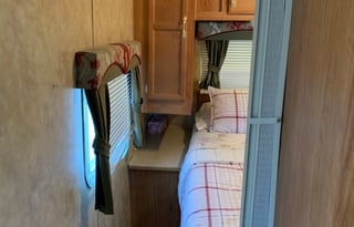 Free as a Bird Camper Sleeps 8 '06 Jayco Jayflight