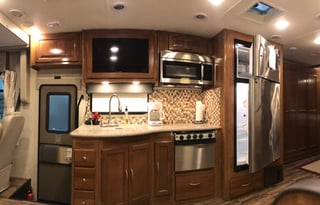 Glory Bound Adventure Coach *2 BATHROOMS*