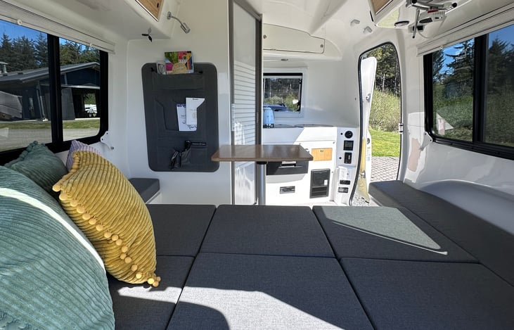 Your bed plus a table set up on the inside to enjoy dinner. You can also move the table outside and two cubes to enjoy the sunset.