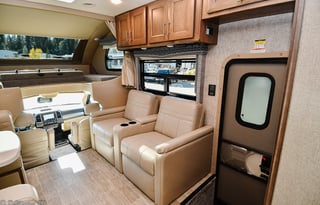 2021 Thor Omni 5 Star Luxury RV 4x4 Diesel