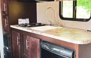 Light & Easy Tow w/Queen Pillow Top Mattress