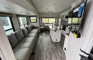 NEW 5TH WHEEL CAMPER WITH ROOM FOR EVERYONE!
