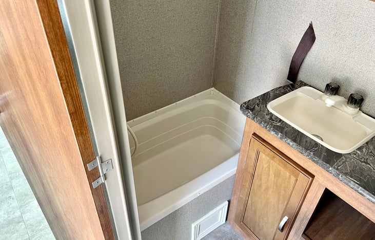 Bathtub and bathroom sink very clean