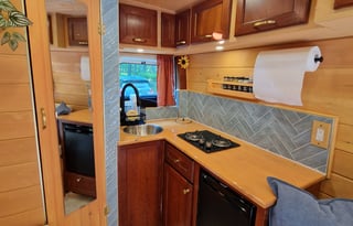 Edgar: Converted Sprinter Van * Pet Friendly *