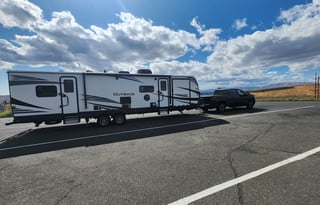 Winter Glamping? 38ft Travel Trailer w/ Arctic Pkg