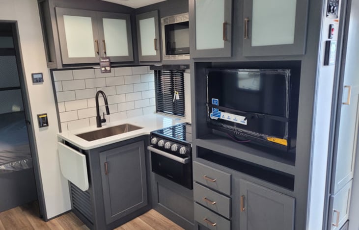 kitchen appliances with settings.  Propane stove and full size freezer/fridge