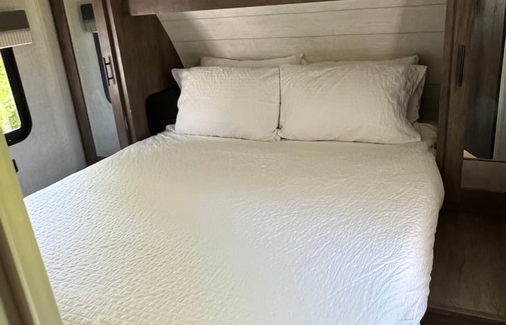 Snuggle up with a private suite for adults with a private TV for adult movie night. Queen size Luxury memory foam mattress and deluxe bedding.