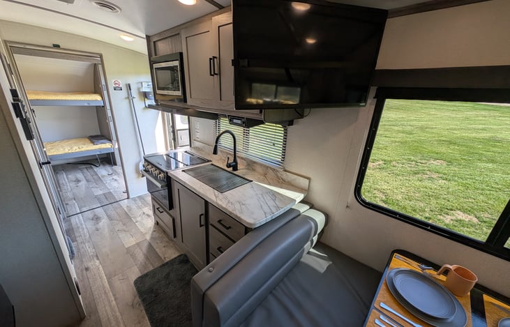 Well equipped kitchen with microwave, stove and oven. We provide everything you need to have a comfortable trip. Comfortable dinette with TV and stereo as well.