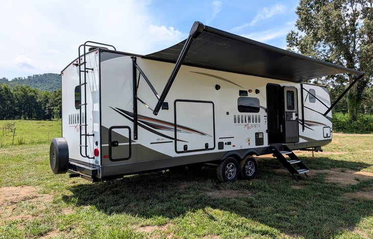 Luxury 35ft Rockwood Ultra Lite! Features dual slides, comfy recliners, private Queen suite with reading nook, full kitchen & outdoor grill setup. Windows throughout. Perfect glamping for up to 3!