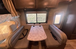 Comfy 2020 Thor 30’ Freedom Elite Bunkhouse