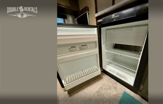 ECONOMY JAY FLIGHT w/ Queen Bed, Bunks & Full Bath