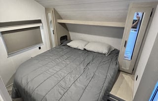 Sleeps 10! Private Bunk House and Bedroom!