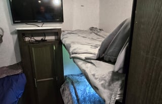 Family Friendly bunkhouse with large couch