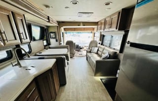 2022 Thor Miramar w/ bunks & WIFI - Red Debbie