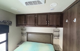 2018 Jayco Motorhome sleeps 10!