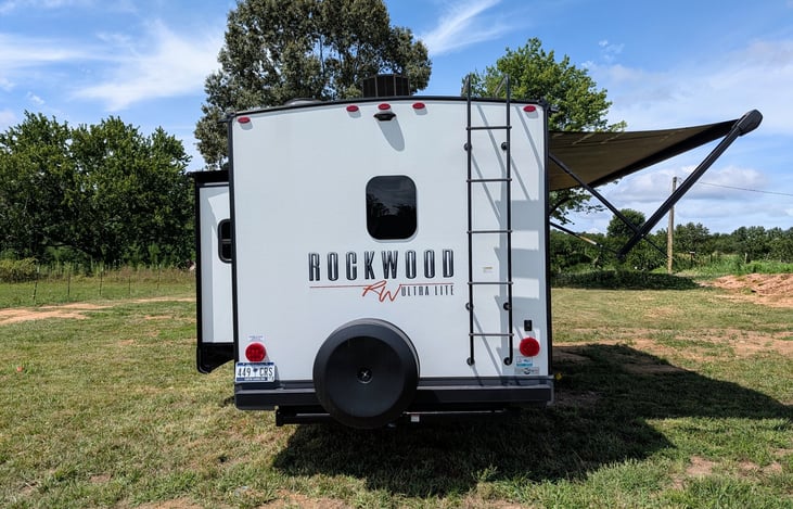 Luxury 35ft Rockwood Ultra Lite! Features dual slides, comfy recliners, private Queen suite with reading nook, full kitchen & outdoor grill setup. Windows throughout. Perfect glamping for up to 3!