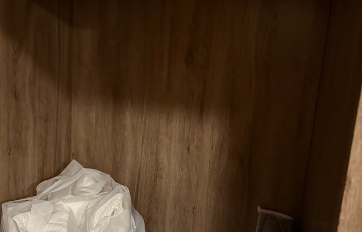 this is a good size closet you can hang your ironed  dresses, pants and shirts and shower towels  ( you will fined 4 cleaned shower towels ).