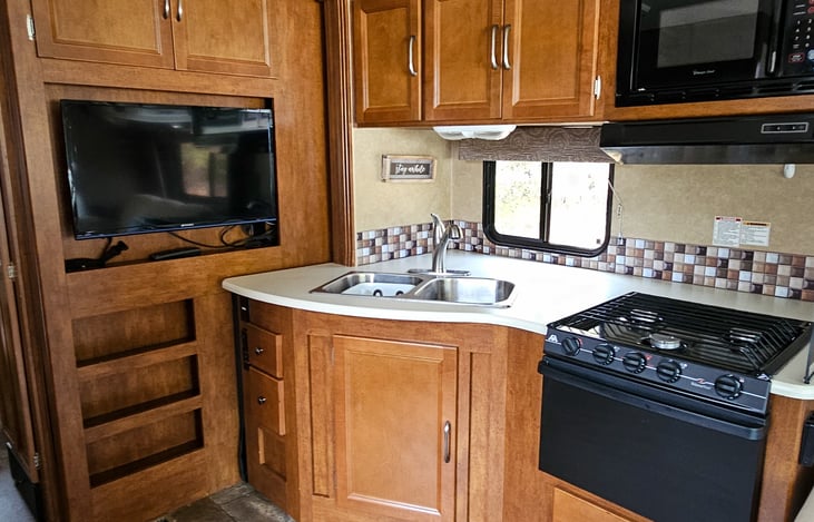 Kitchen + 32" TV