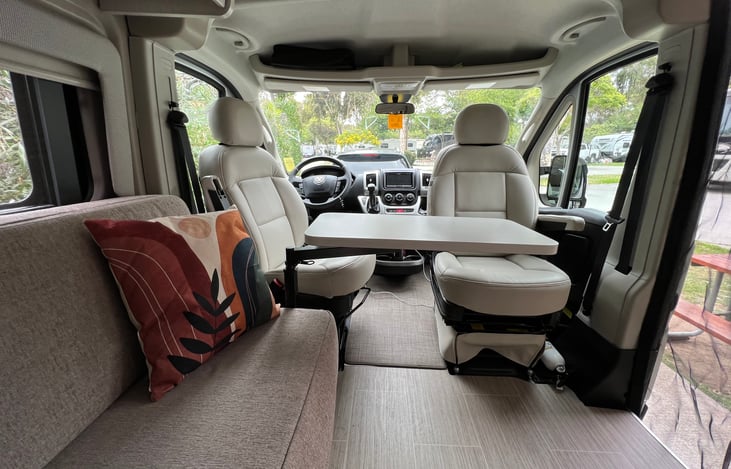 Swivel seats with swivel table