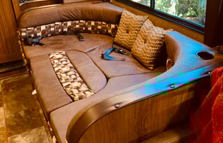 Lucy - Luxury RV for Your Stay in Camp Sherman