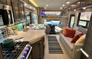 ‘Endeavor’ Loaded with Amenities + Sleeps 10!
