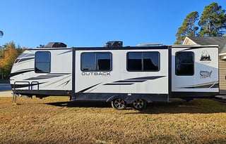 Family & Pet Friendly RV Rental- w/ Bunkhouse!