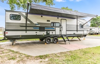 SLEEPS 6 + Outdoor fridge & Grill