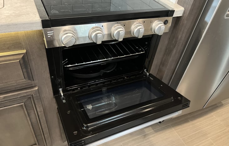 Yes, there is an oven, now you can do a pizza