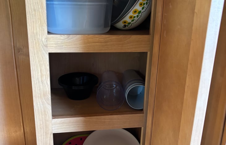comes supplied with dishes