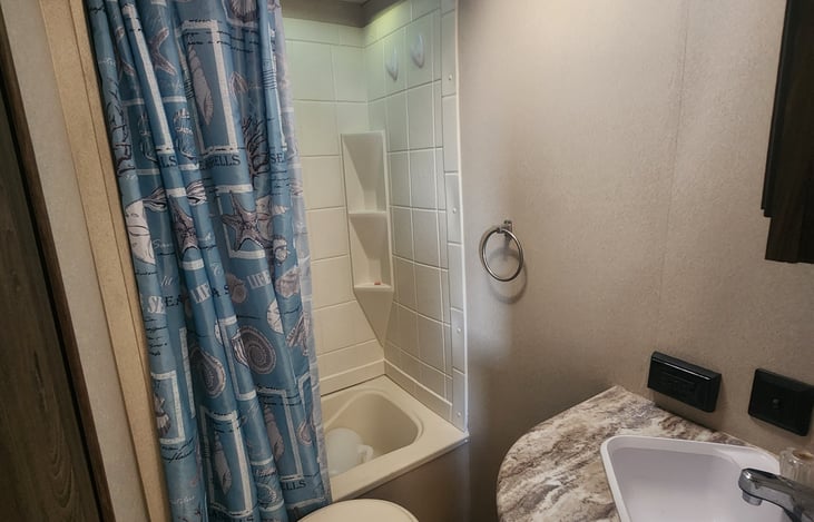 Bathroom. (Toilet, Bathtube, sink)