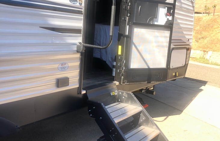 Stairs that can be adjusted and a great handle to keep you steady!