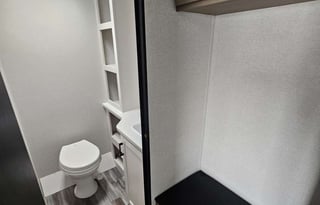 Large 37', 1.5 baths, Wi-Fi, Hot Water, Generator