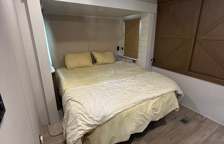King bed with Vera tile bed