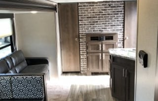 ** LONG TERM RENTALS ONLY ** 38' SILVER LAKE
