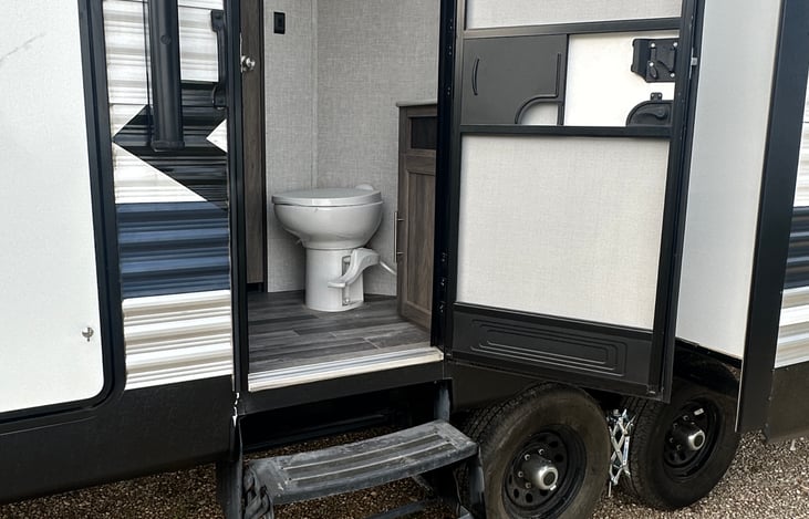 Secondary entry to half bathroom