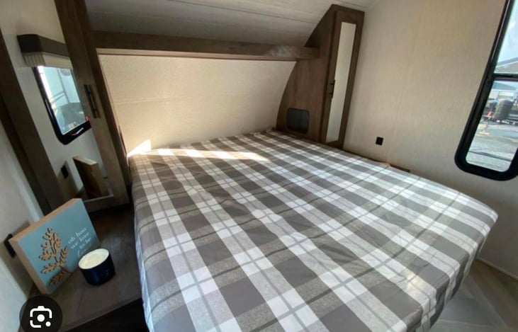 Queen bed, private bedroom