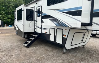 2021 Montana RV – Optional Truck Rental Available!