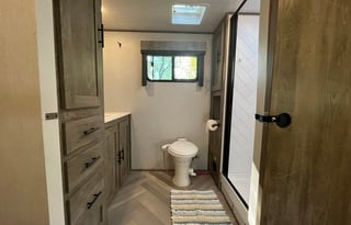 Big & Comfy - Large bathroom, full kitchen + Pets!
