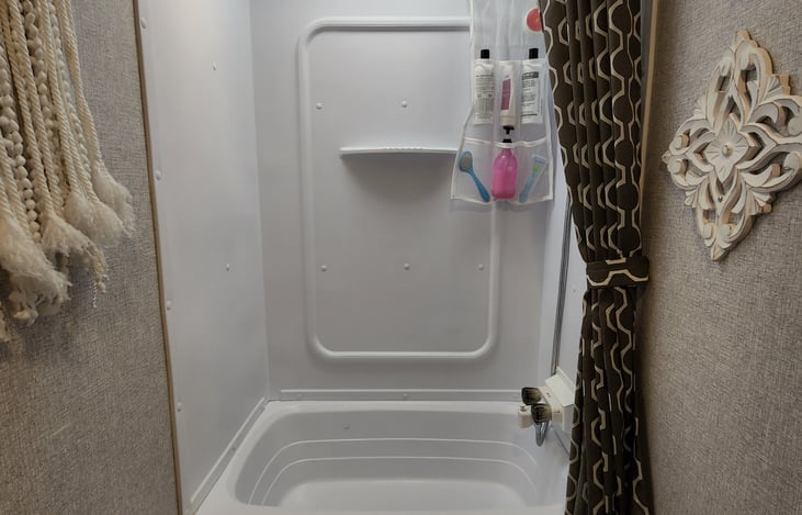 Shower/bathtub