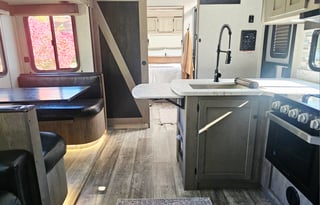 21 Outback Ultra Lite-Half ton / Pet Friendly